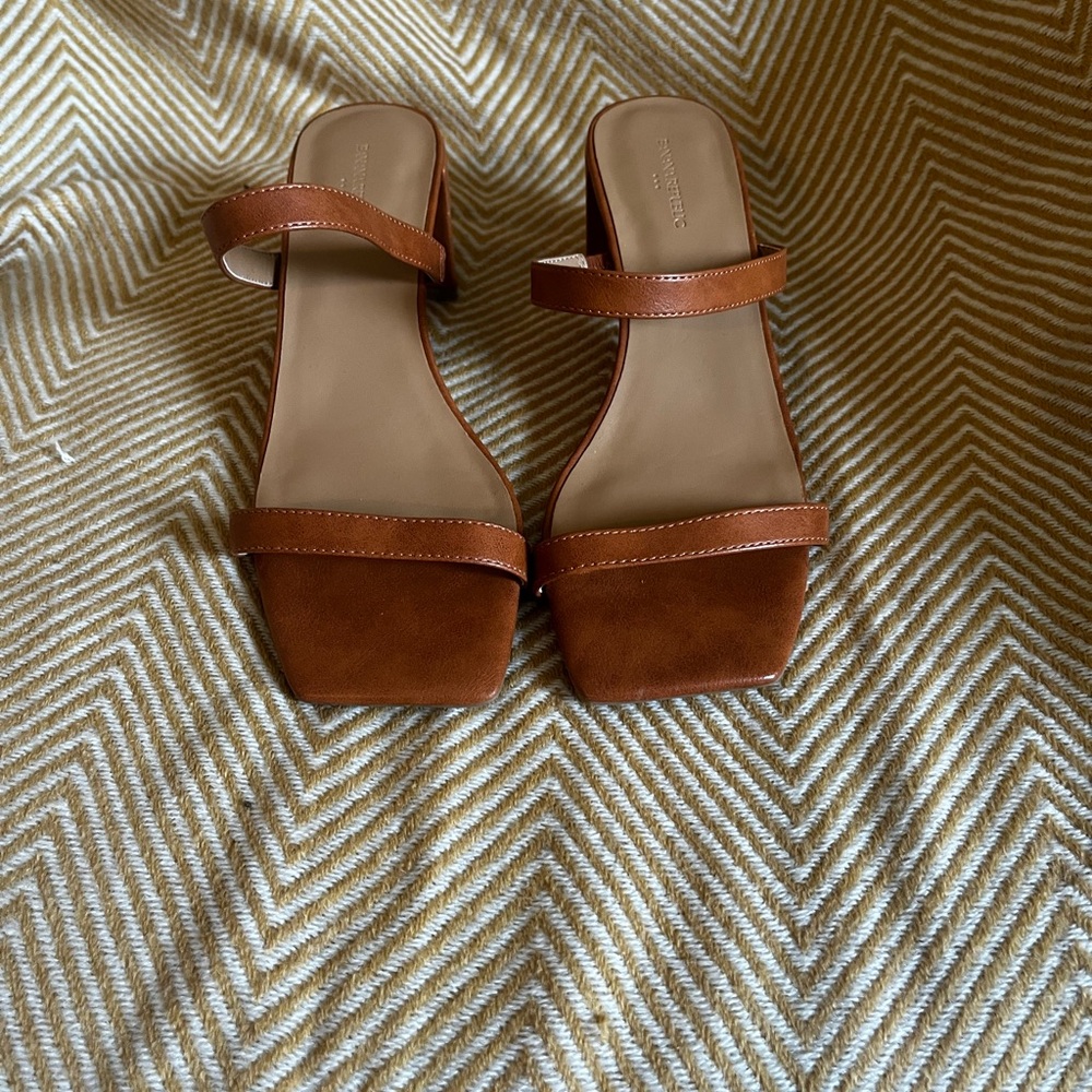 Banana Republic square toe heels NWOT Size 8